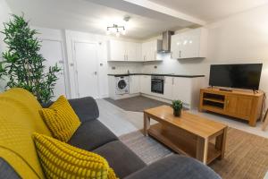 een woonkamer met een bank en een tv bij May Disc - Long Stay - Contractors in Swindon