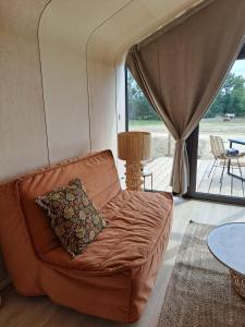 - un salon avec un canapé et une table dans l'établissement La cabane, à Beaurepaire