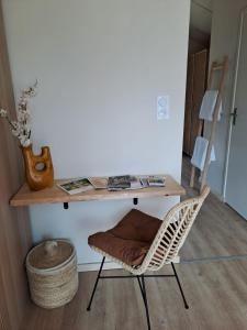 - un bureau et une chaise dans la chambre dans l'établissement La cabane, à Beaurepaire
