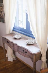 uma mesa num quarto com uma janela em Casa di campagna em Faskomiliá