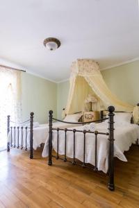 um quarto com uma cama de dossel em Casa di campagna em Faskomiliá