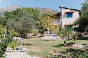 a house with a garden in front of it at Casa di campagna in Faskomiliá