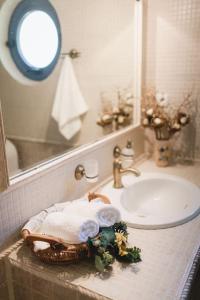 a bathroom with a sink and a mirror and a towelrack at Casa di campagna in Faskomiliá