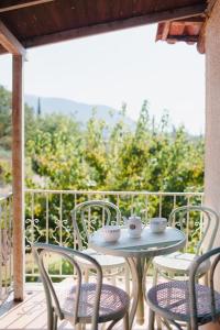 a patio with a table and chairs on a balcony at Casa di campagna in Faskomiliá
