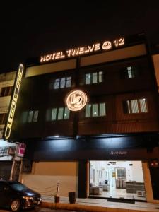 hotel z znakiem na boku budynku w obiekcie Alia Express Hotel Twelve a12 Kuantan w mieście Kuantan