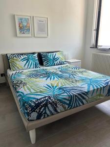 Bett mit bunter Bettdecke und Kissen in der Unterkunft Farau B&B in Messina