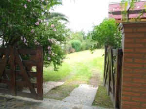 聖佩德羅克拉拉的住宿－Cabaña El Abuelo，通往带花园的庭院的木门