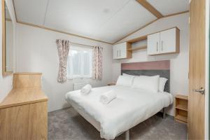 מיטה או מיטות בחדר ב-Lodge 2 The Silverdale Close to St Andrews
