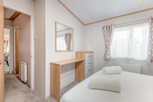 Una cama o camas en una habitación de Lodge 2 The Silverdale Close to St Andrews