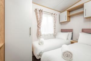 Ένα ή περισσότερα κρεβάτια σε δωμάτιο στο Lodge 2 The Silverdale Close to St Andrews