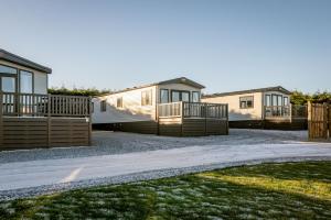 una fila di case modulari in un vialetto di Lodge 2 The Silverdale Close to St Andrews a Strathkinness