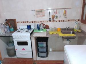 una piccola cucina con piano cottura e lavandino di Cabaña El Abuelo a San Pedro de Colalao