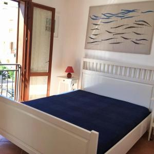 ファヴィニャーナにあるCase per Vacanze Praiaのベッドルーム1室(青い毛布付きのベッド1台付)