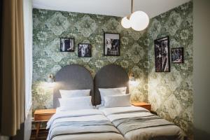 Postel nebo postele na pokoji v ubytování The Circus Hotel