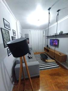 a living room with a couch and a tv at Magnífico apartamento in Rio de Janeiro