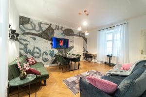 een woonkamer met een bank en een tafel bij CENTRAL Stephansdom apartment I Netflix I Self Check In in Wenen