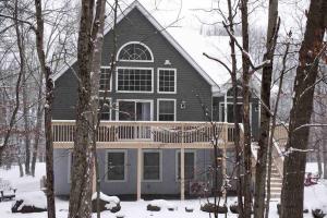 NEW! Welcome to the White Oak Chalet! Close to Skiing, 5 minute walk to the lake, with Hot Tub, Barrel Sauna, Theater, & Game Room בחורף