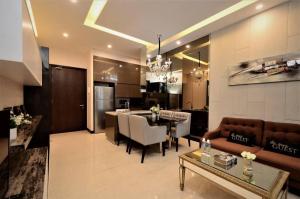 sala de estar y cocina con sofá y mesa en Dorsett Residences Service Suites Bukit Bintang Kl, en Kuala Lumpur