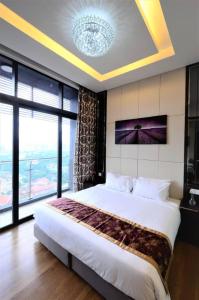 1 dormitorio con 1 cama grande y ventana grande en Dorsett Residences Service Suites Bukit Bintang Kl, en Kuala Lumpur