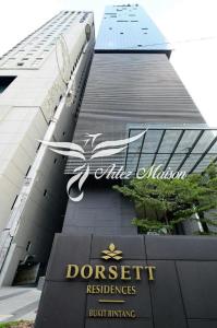 un edificio con un cartel en el costado en Dorsett Residences Service Suites Bukit Bintang Kl, en Kuala Lumpur
