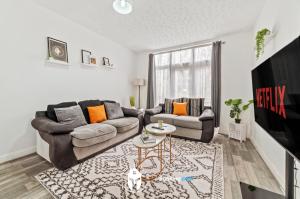 sala de estar con sofá y mesa en 3 Bedroom House By Invicta Stays Short Lets Near City Centre Leicester With Free Wi-Fi Free Parking en Leicester