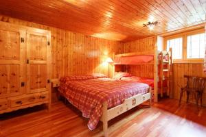 1 Schlafzimmer mit 2 Etagenbetten in einer Hütte in der Unterkunft Appartamento Il Ciclamino in Issime