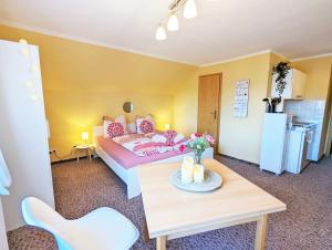 a living room with a couch and a table at Urlaubsmagie - Ferienwohnung Libelle - direkt am Wanderweg - L5 in Sebnitz