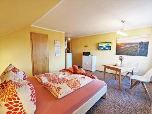 a hotel room with a bed and a table and a kitchen at Urlaubsmagie - Ferienwohnung Libelle - direkt am Wanderweg - L5 in Sebnitz