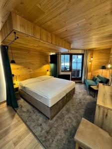 una camera da letto con un grande letto in una camera in legno di David Wellness Hotel a Harrachov