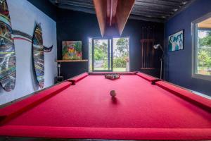 una mesa de billar en una habitación con una bola de billar roja en Mundaka Hostel y Bar, en Punta del Este