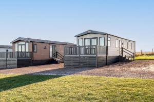 a row of modular homes in a yard at Lodge 13 The Silverdale Close to St Andrews in Strathkinness