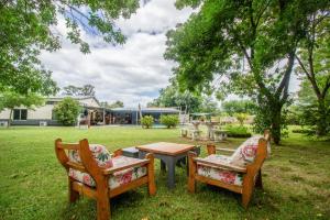 2 chaises et une table dans la cour dans l'établissement Mundaka Hostel y Bar, à Punta del Este