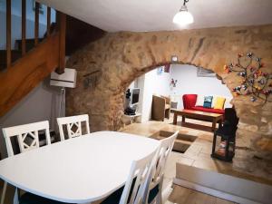 een woonkamer met een witte tafel en stoelen bij Maison climatisée avec jacuzzi à 10 min de Sarlat in Sarlat-la-Canéda