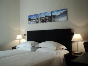 Llit o llits en una habitació de The Athens Gate Hotel