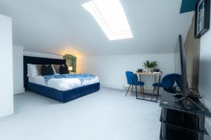 a bedroom with a bed and a tv and a desk at Deluxe Urban Retreat with City Views Studio and One Bedroom Apartments near Camden by Belvilla in London