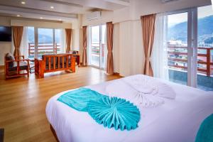 Una cama o camas en una habitación de Pokhara Alpine and Springs