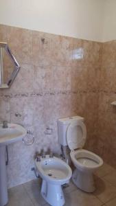 La salle de bains est pourvue de toilettes et d'un lavabo. dans l'établissement Casa vista panorámica al lago, à Córdoba