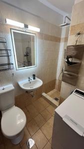 ein Bad mit einem WC und einem Waschbecken in der Unterkunft MaVitaPlace Harmonia Apartment in Kateríni