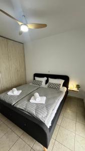 1 dormitorio con 1 cama grande con almohadas blancas en MaVitaPlace Harmonia Apartment, en Katerini
