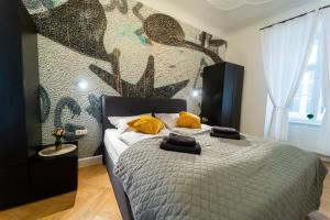 Un dormitorio con una cama con almohadas amarillas. en CENTRAL Stephansdom apartment I Netflix I Self Check In en Viena