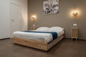 um quarto com uma cama grande e uma estrutura em madeira em suite 18 luxury apartments em Bari