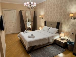 Park Azure 11484 في باكو: غرفة نوم بسرير كبير ومرآة