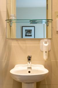 bagno con lavandino e specchio di Abbey Fields By Chef & Brewer Collection a Kenilworth