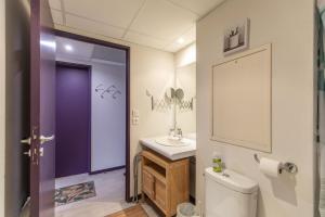 Un baño de Tithome 1 - Gare, centre ville, vue montagne et château 13 fotos más