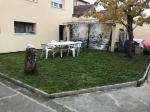 a lawn with a table and chairs in a yard at CALME in Drancy