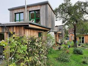 una casa de madera con un jardín delante de ella en Apartments Sonne am Sund en Stralsund