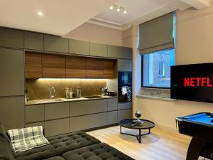 un soggiorno con divano, tavolo e TV di Stunning Apartment in Manchester City Centre a Manchester