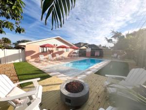 Φωτογραφία από το άλμπουμ του Luxury Villa 3 Blocks from the Beach with a Pool, Fire Pit and Outdoor Oasis σε Κέιπ Κανάβεραλ +32 φωτογραφίες