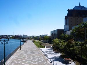 钏路钏路世纪城堡酒店 的城市里一条河边的走道