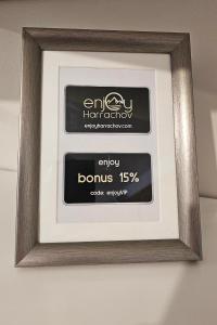 Certifikát, hodnocení, plakát nebo jiný dokument vystavený v ubytování ENJOYHARRACHOV - Atraktivní klidný klimatizovaný apartmán 20 v centru Harrachova s parkováním, Wifi-WLAN, SAT, herní konzolí, Ipad, Netflix zdarma, možností dobíjení auta, výhledem do zahrady a na romantický kostelík